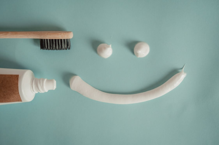 https://www.pexels.com/photo/toothbrush-a-a-tube-of-toothpaste-and-a-smile-painted-with-toothpaste-15694640/